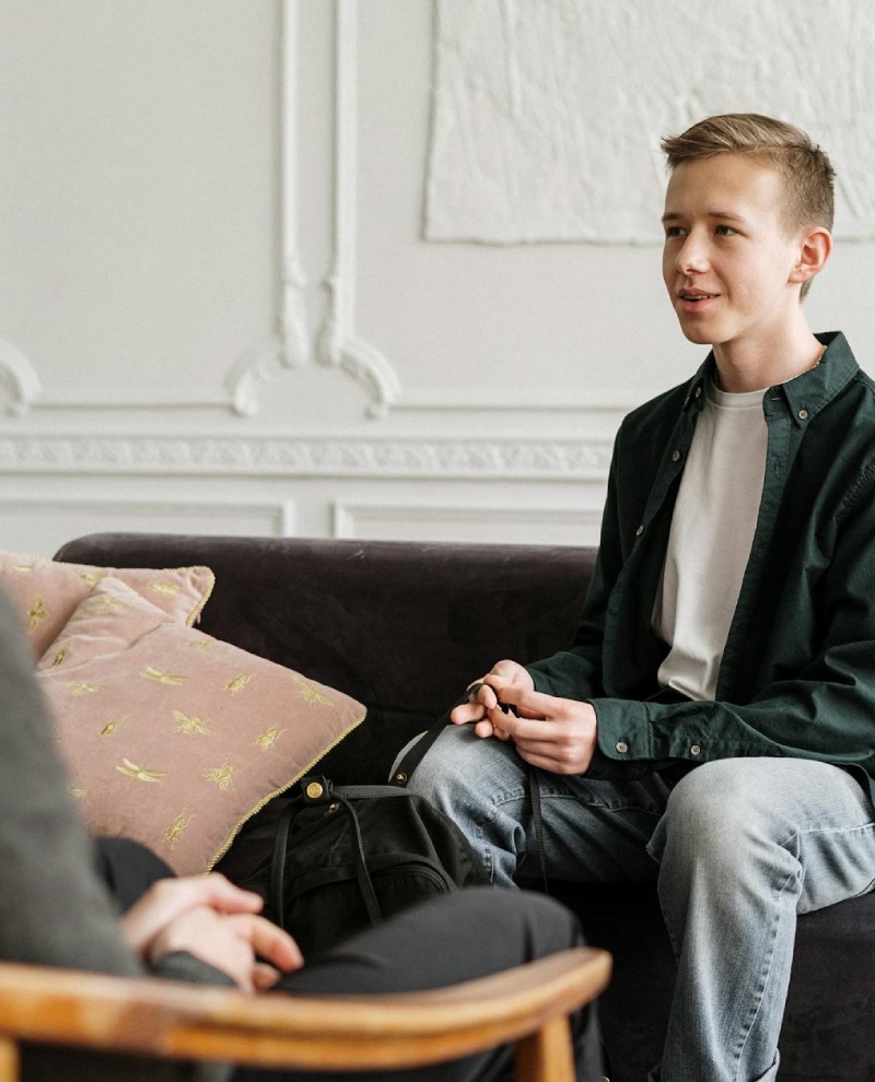 adolescente sentado en un sofa